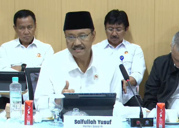 Mensos Syaifullah Yusuf (tengah) menyampaikan, korban meninggal bencana Sumatera dapat santunan Rp15 juta per orang, diberikan ke ahli waris. (BeritaNasional/YouTube DPR RI)