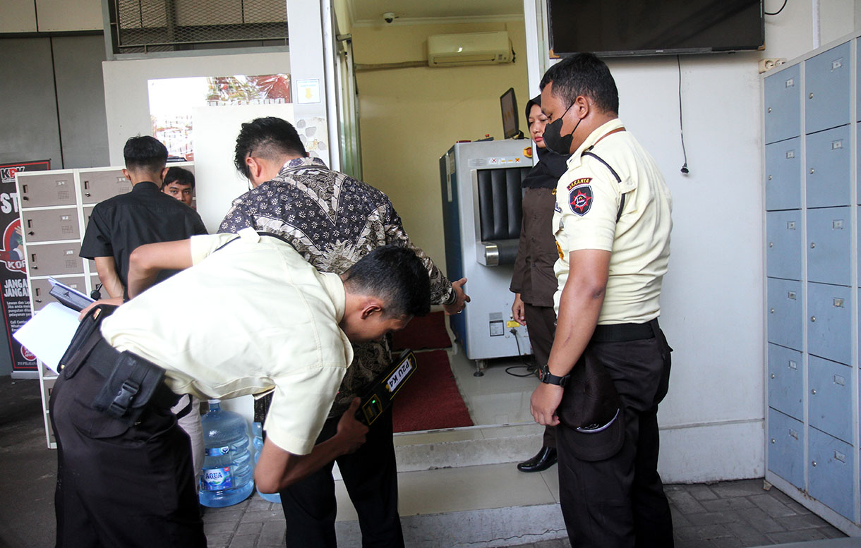 Satpam memeriksa pengunjung yang masuk Rutan KPK di Kompleks Gedung KPK. (BeritaNasional/Oke Atmaja)