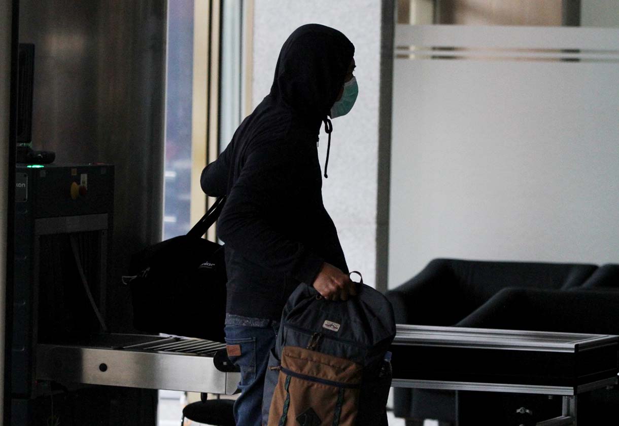 Kepala Seksi Intelijen Kejaksaan Negeri (Kejari) Hulu Sungai Utara (HSU) Asis Budianto tiba di Gedung Merah Putih KPK usai terjaring operasi tangkap tangan (OTT), Jakarta, Jumat (19/12/2025).  (Beritanasional.com/HO/Oke Atmaja)