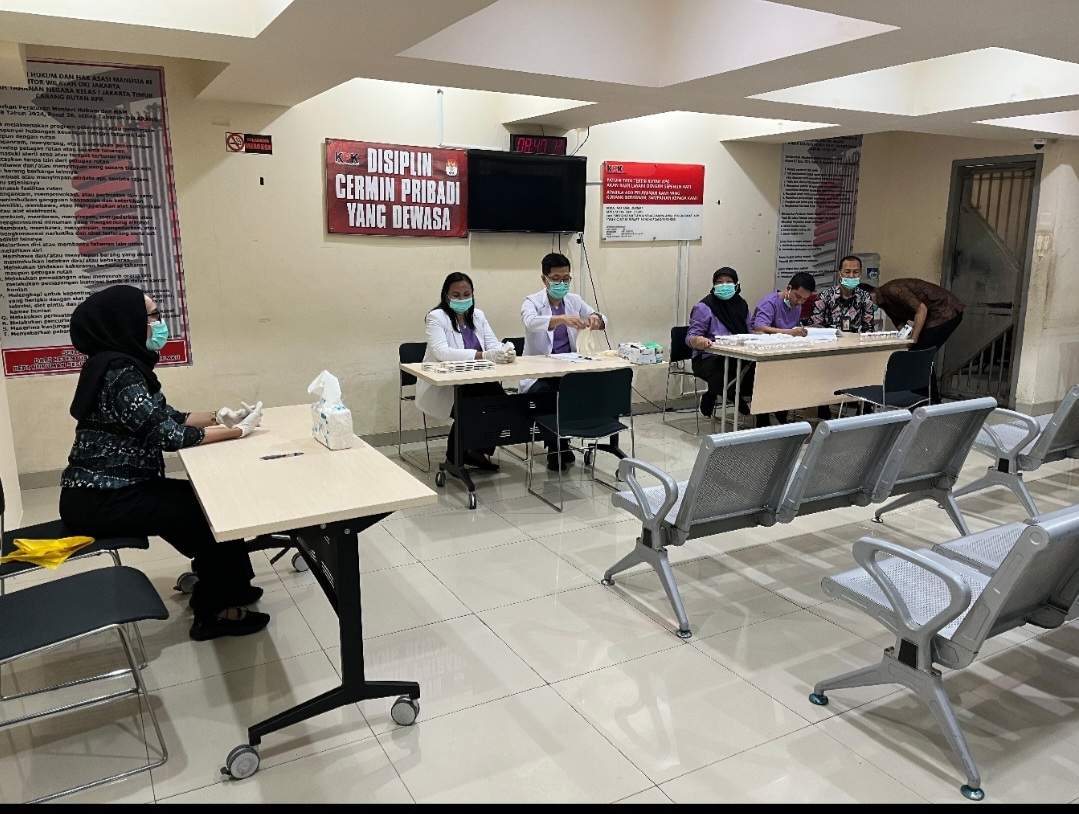 Suasana pemeriksaan urine penghuni rutan KPK. (BeritaNasional/Panji)