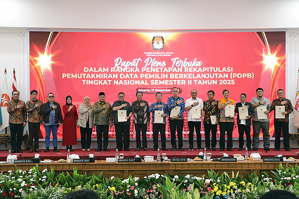 Ketua KPU Mochammad Afifuddin (tengah) didampingi Anggota KPU Parsadaan Harahap (kiri), Yulianto Sudrajat (kedua kiri), Betty Epsilon Idroos (ketiga kiri), Iffa Rosita (ketiga kanan), Idham Holik (kedua kanan), dan August Mellaz (kanan) memimpin rapat pleno terbuka penetapan rekapitulasi Pemutakhiran Data Pemilih Berkelanjutan (PDPB) tingkat nasional semester II tahun 2025 di Gedung KPU RI, Jakarta. (BeritaNasional/Elvis Sendouw)