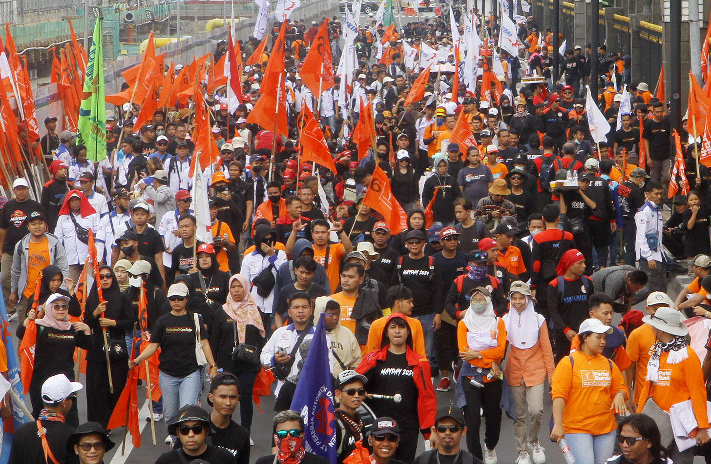 Sejumlah buruh menggelar aksi demo. (BeritaNasional/Elvis)