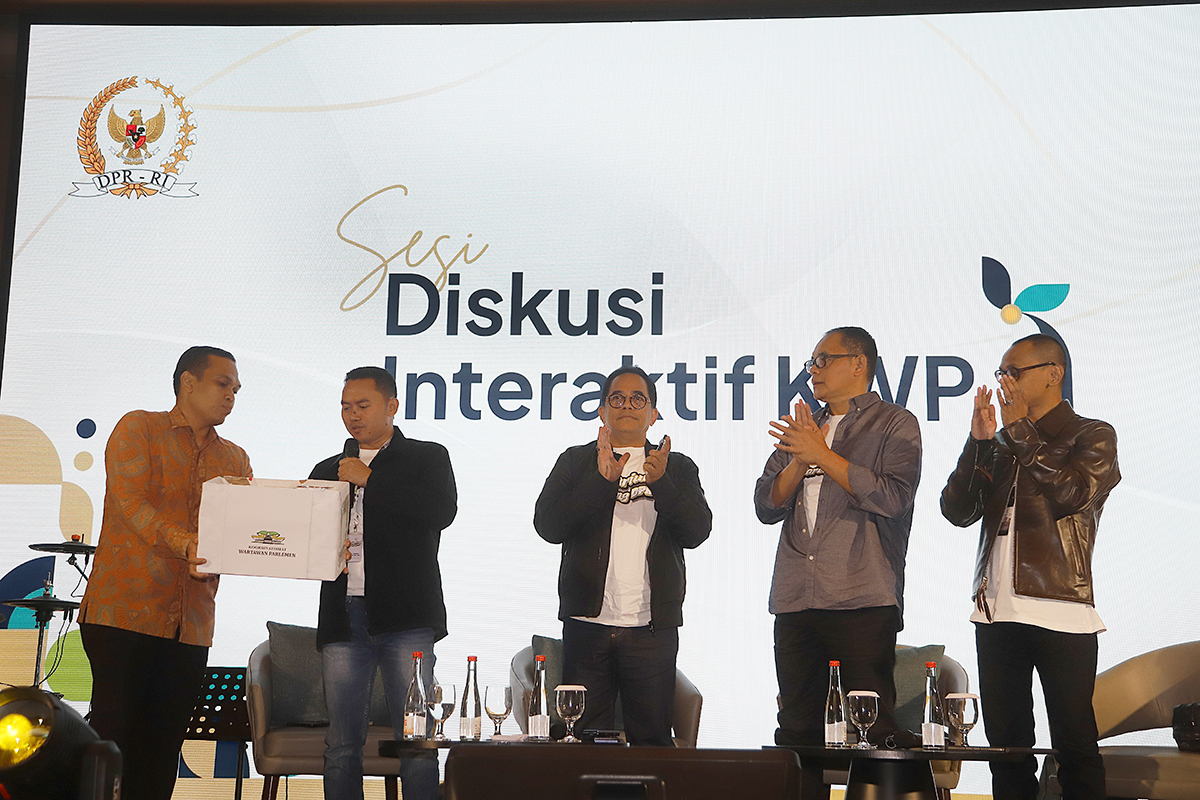 Koordinatoriat Wartawan Parlemen (KWP) menghimpun sumbangan untuk korban bencana Sumatera Rp 30 Juta. (BeritaNasional/Elvis Sendouw)
