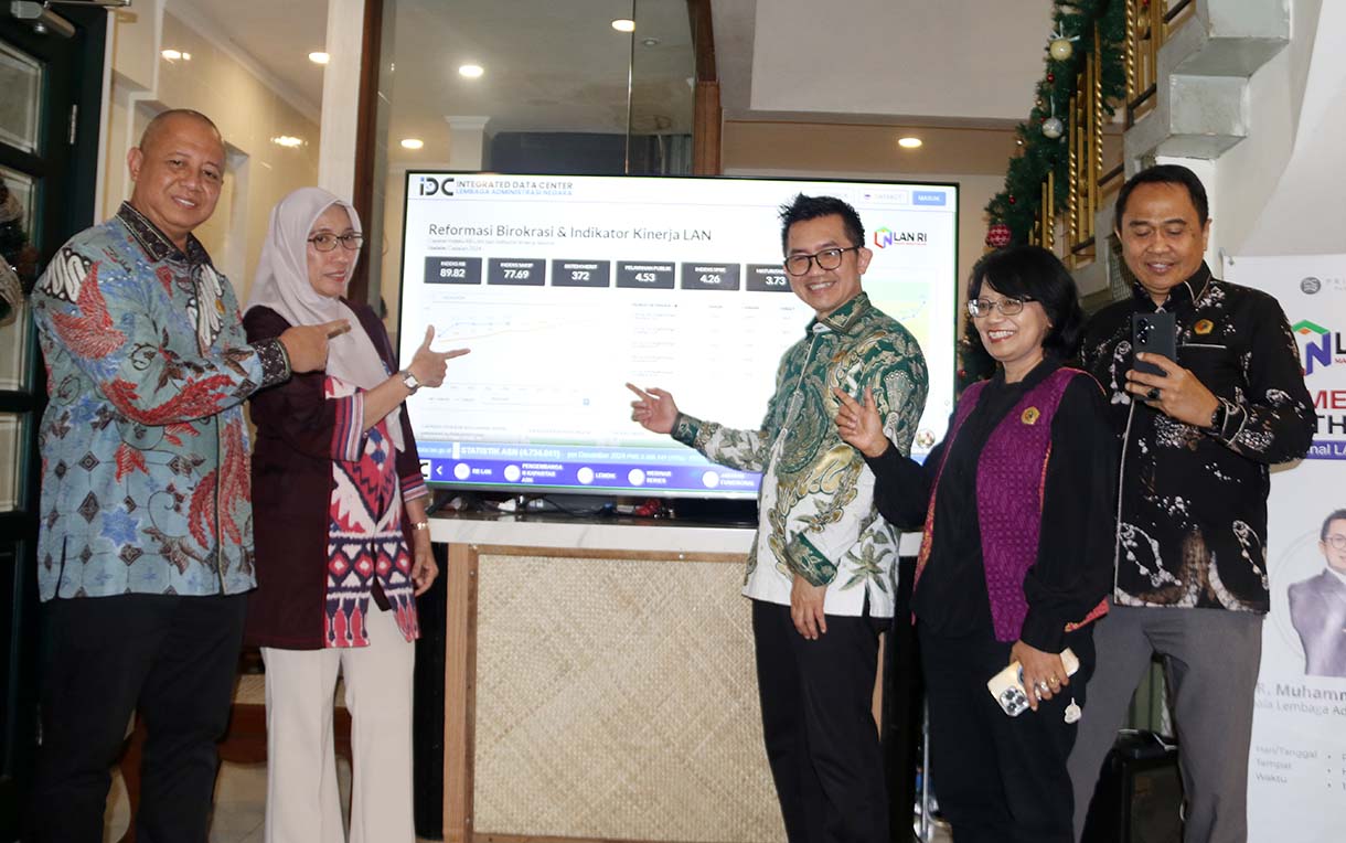 Kiri ke kanan : Agus Sudrajat Deputi Bidang Peningkatan Kualitas kebijakan administrasi negara,Army Winarty Deputi Bidang Penjaminan Mutu Pengembangan Kapasitas dan Pembelajaran ASN,Muhammad Taufiq, Kepala LAN, Erna Irawati Deputi Bidang Transformasi Pembelajaran ASN berfoto bersama usai memberikan pemaparan Dalam acara Media Gathering & Ekspose Kinerja LAN yang digelar di Jakarta, Rabu (10/12/2025).  (Beritanasional.com/Oke Atmaja)