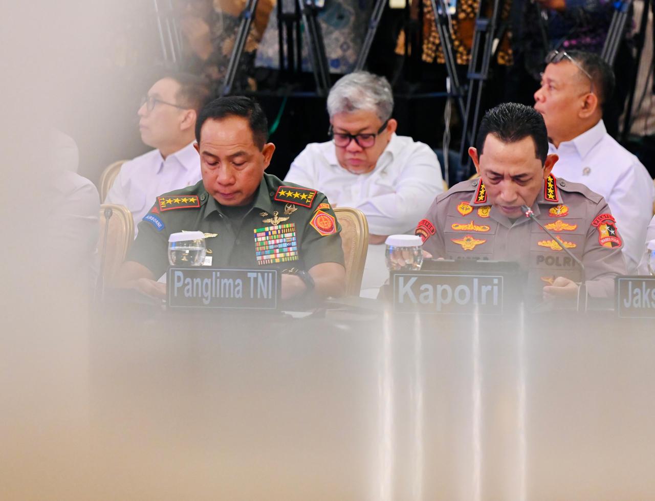 Dalam laporan di Sidang Kabinet Paripurna, Senin (15/12/2025), Kapolri menyampaikan telah mengerahkan 10.999 personel dan prasarana untuk bencana Sumatera. (BeritaNasional/BPMI Setpres)