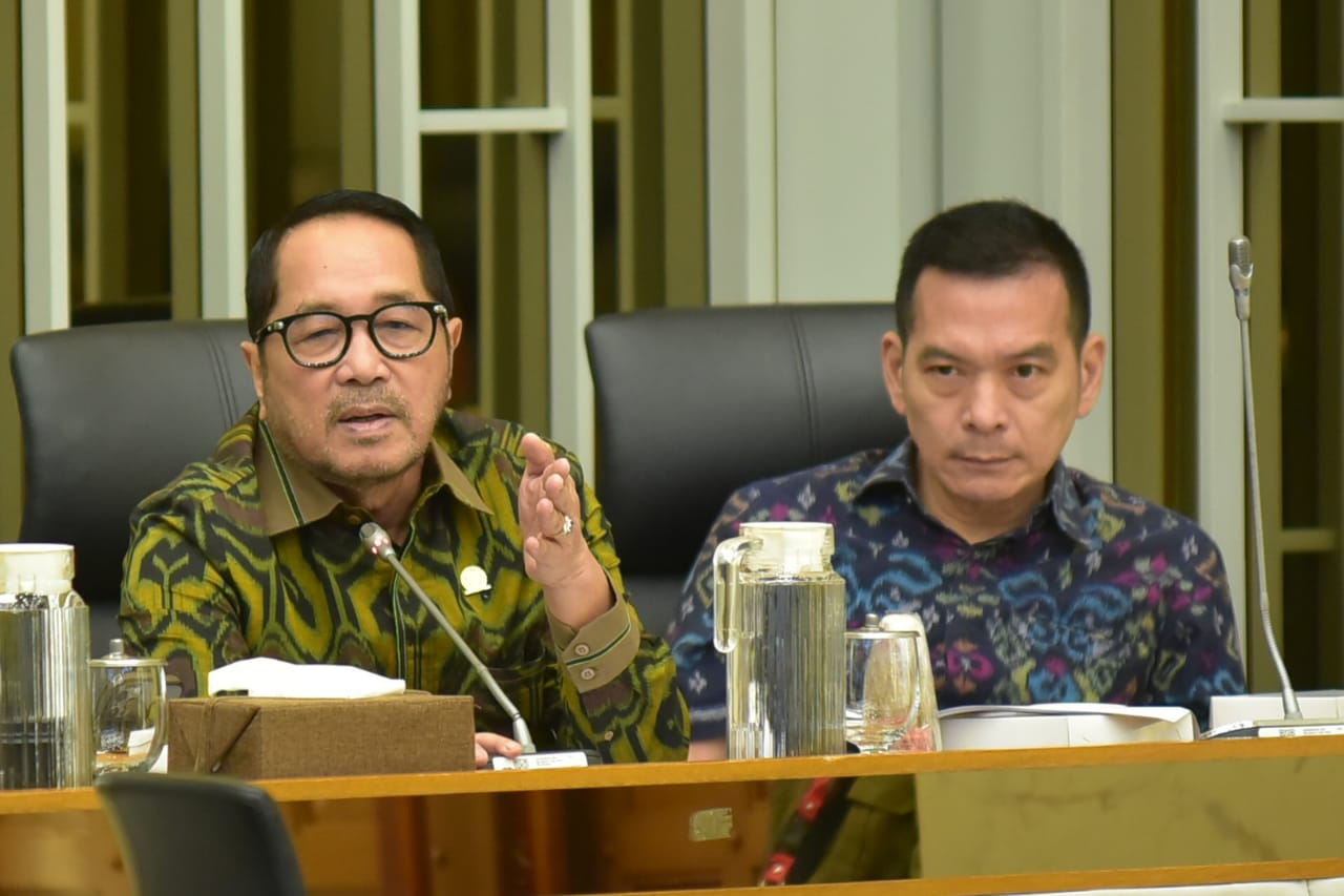 Anggota Komisi IV DPR RI Firman Soebagyo (kiri). (Foto/DPR.go.id)