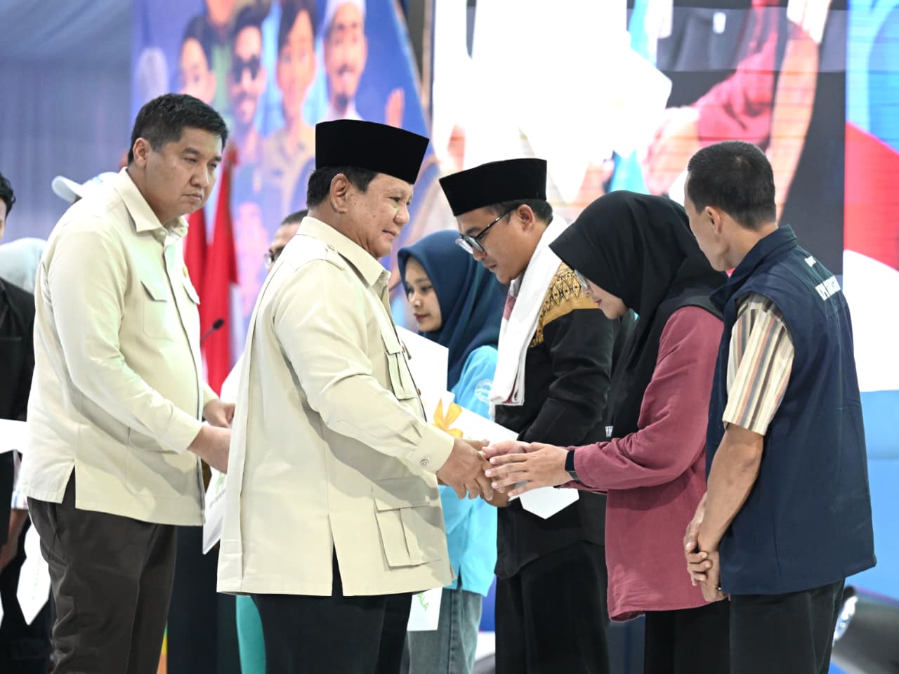 Presiden Prabowo Subianto dua dari kiri) bersalaman dengan penerima program KPR Sejahtera. (Foto/BPMI)