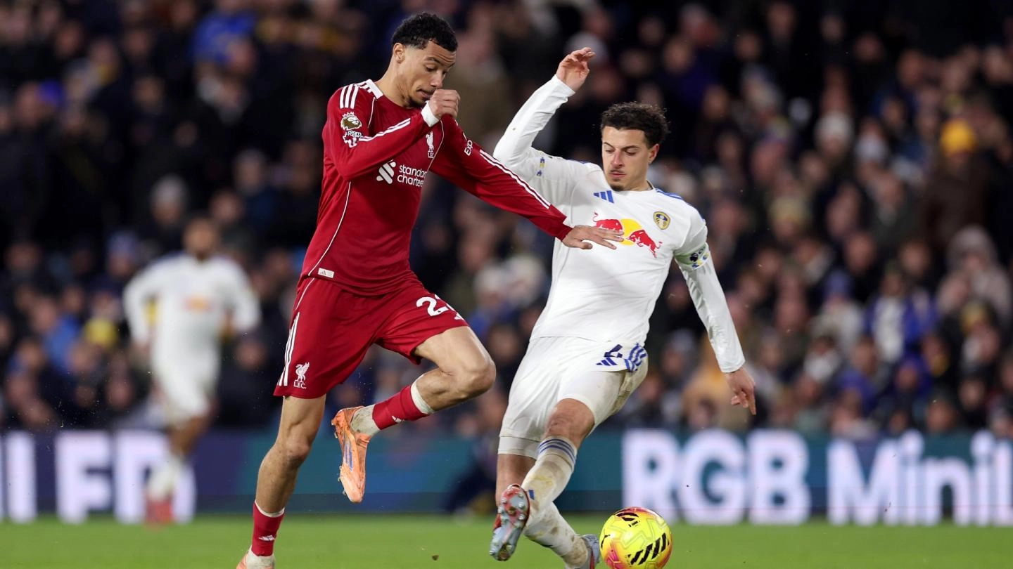 Bomber Liverpool Hugo Ekitike (kiri) berusaha melewati pemain Leeds United. (Foto/liverpoolfc.com)