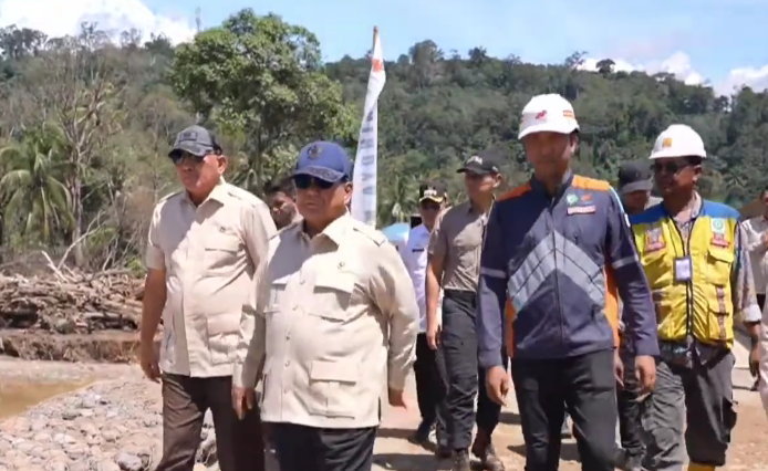 Presiden Prabowo Subianto saat meninjau wilayah Tapsel, Sumut. (Foto/YouTube Setpres)
