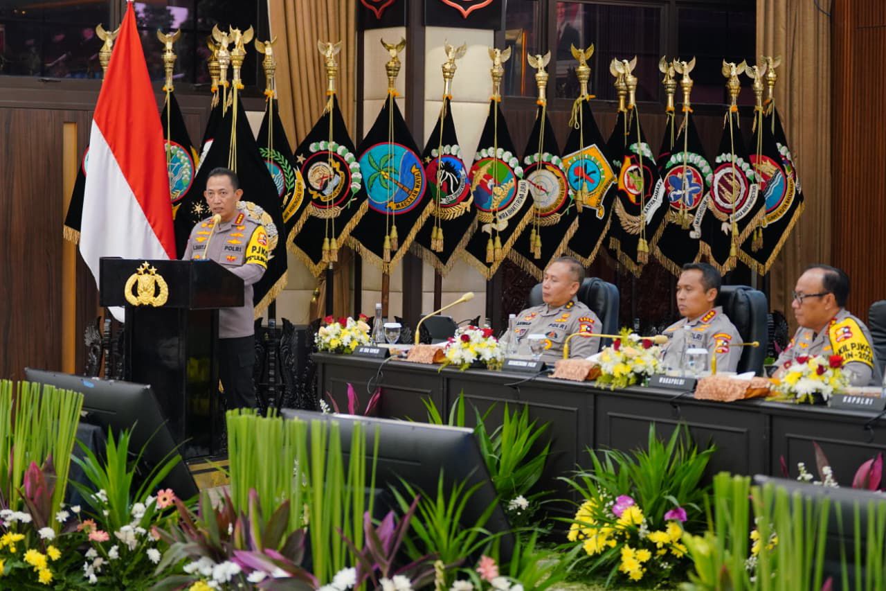 Kapolri Jenderal Polisi Listyo Sigit Prabowo menyampaikan rilis akhir tahun di Jakarta (BeritaNasional/dok Polri)