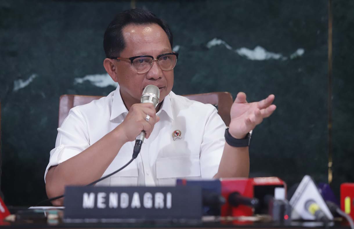 Menteri Dalam Negeri Tito Karnavian memberikan keterangan pers terkait pemberhentian Bupati Aceh Selatan di Jakarta, Selasa (9/12/2025).  (Beritanasional.com/Oke Atmaja)
