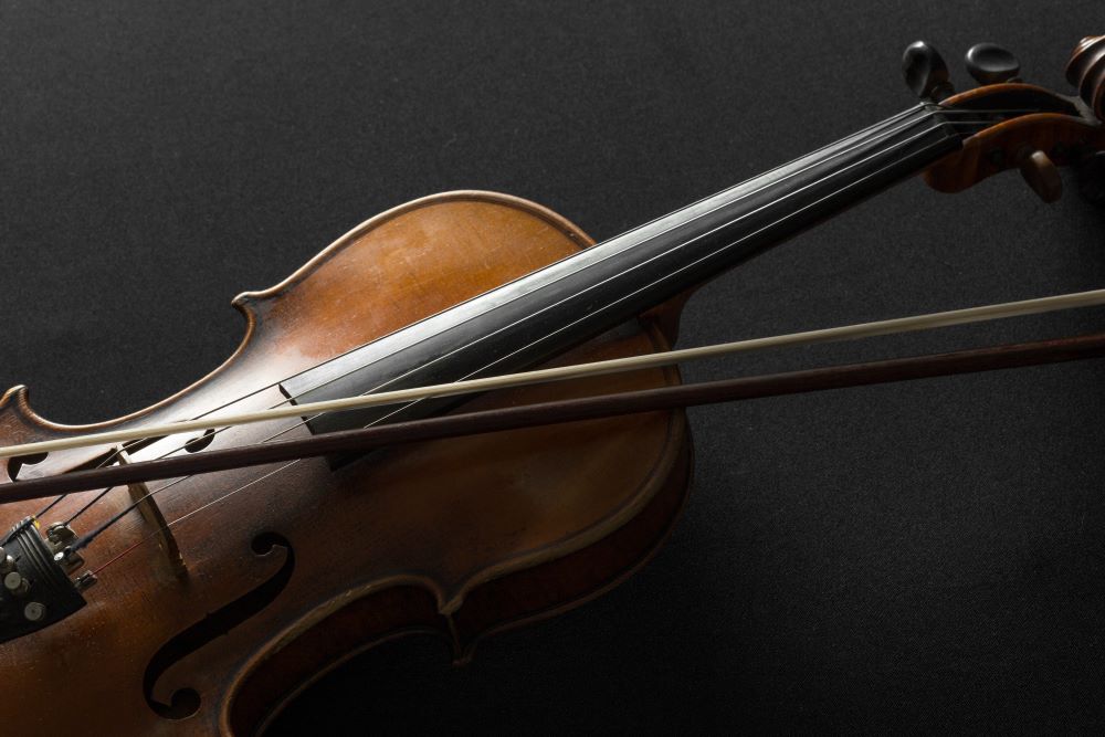 Alat musik cello. (Foto/Freepik)