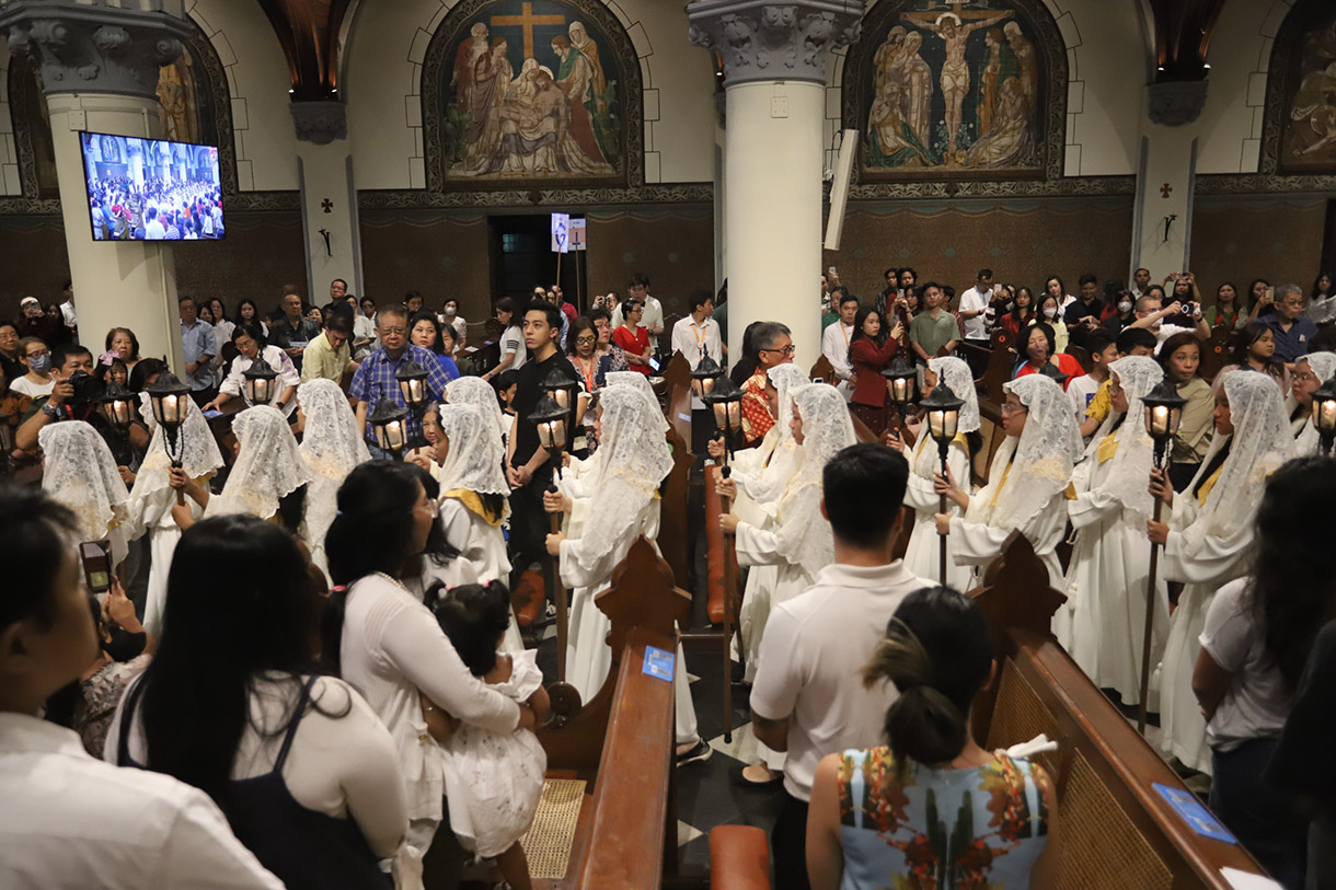 Umat Katolik melaksanakan Misa Malam Natal di Gereja Katedral, Jakarta, Selasa (24/12/2024). (BeritaNasional/Oke Atmaja)