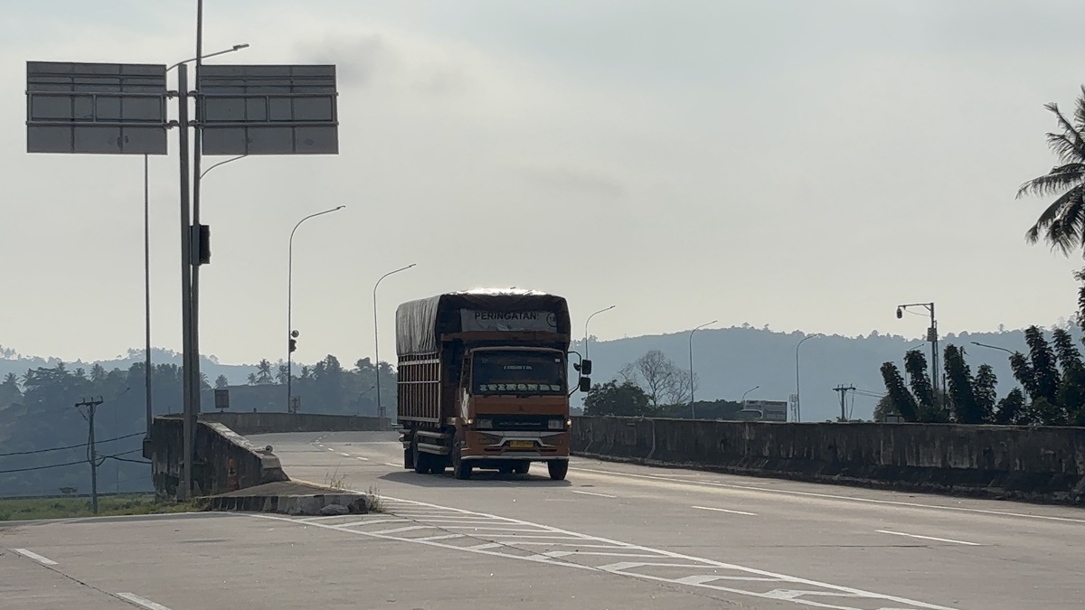 Angkutan pengangkut barang tengah melintas di ruas tol. (Foto/Kemenhub)
