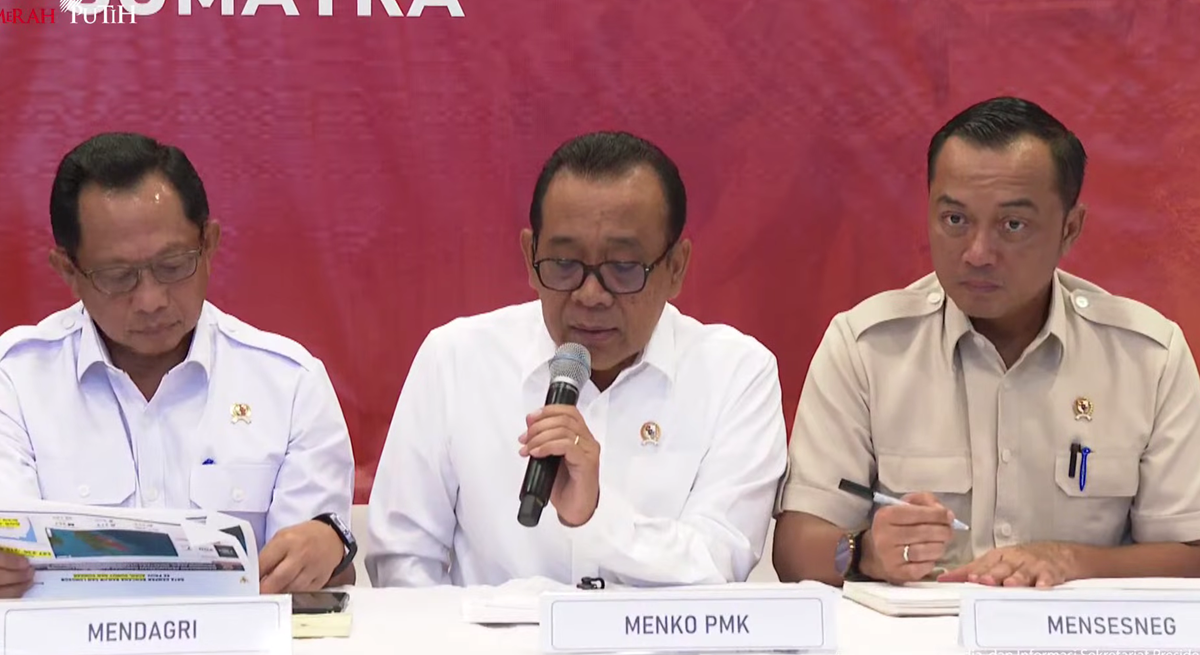 Menteri Koordinator Bidang Pembangunan Manusia dan Kebudayaan (PMK) Pratikno (tengah) dalam konferensi pers. (Foto/YouTube Sekretariat Presiden)