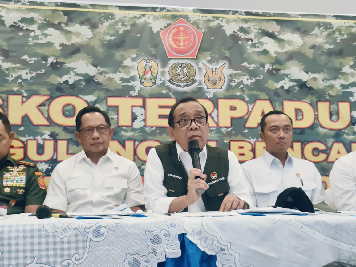 Menko PMK Pratikno (tengah) saat konferensi pers penanggulangan bencana Sumatera. (BeritaNasional/Bachtiarudin Alam)