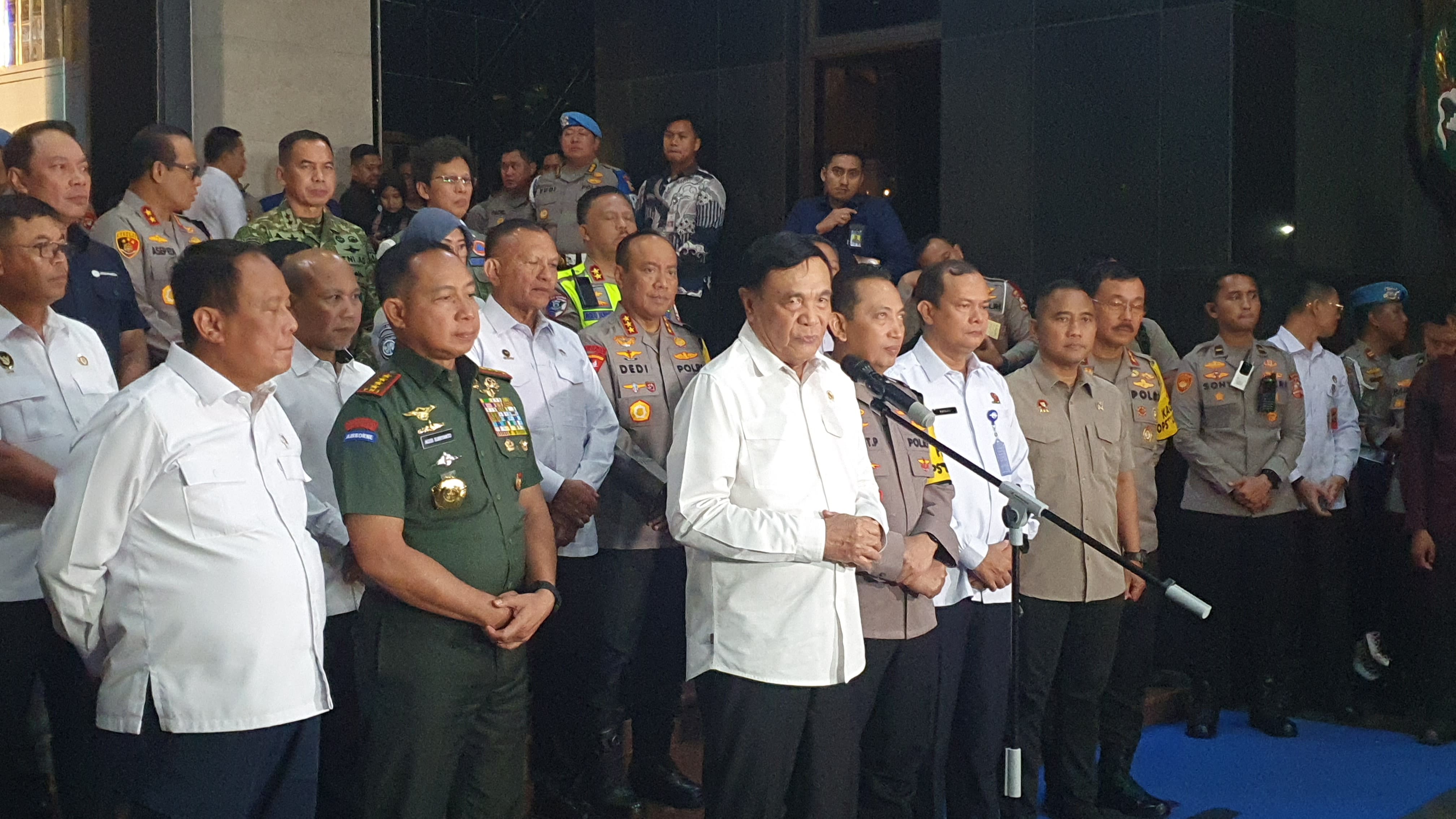 Menko Polkam Djamari Chaniago (tiga dari kiri) saat di Mapolda Metro Jaya. (BeritaNasional/Bachtiarudin)