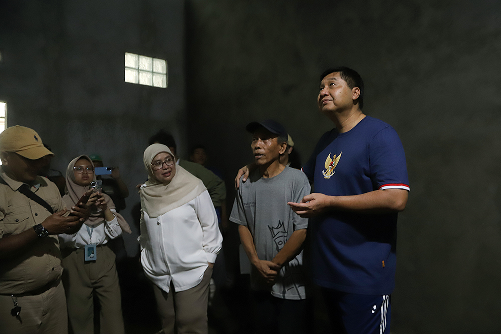 Menteri Perumahan dan Kawasan Permukiman (PKP), Maruarar Sirait, meninjau langsung renovasi RTLH di Menteng. (BeritaNasional/Elvis Sendouw)