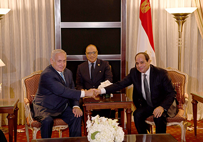 Pertemuan PM Israel Benjamin Netanyahu (kiri) dan Presiden Mesir Abdel Fattah el-Sisi (kanan) bertemu di New York, AS pada 2018 lalu. (BeritaNasional/Israel Government)