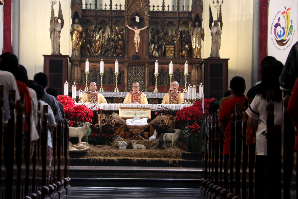 Uskup Agung Jakarta Kardinal Ignatius Suharyo memberikan pesan saat melaksanakan Misa Pontifikal Natal di Gereja Katedral. (Beritanasional.com/Oke Atmaja)