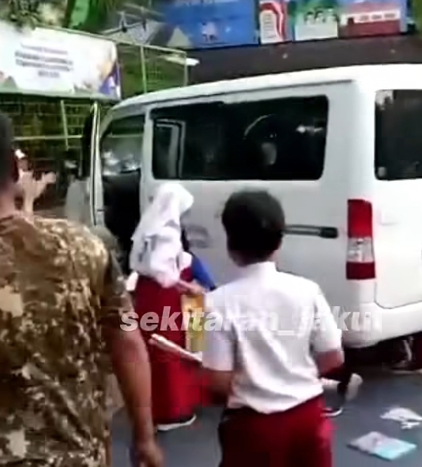 Tangkapan layar seorang siswa tertabrak mobil MGB. (BeritaNasional/Bachtiarudin)