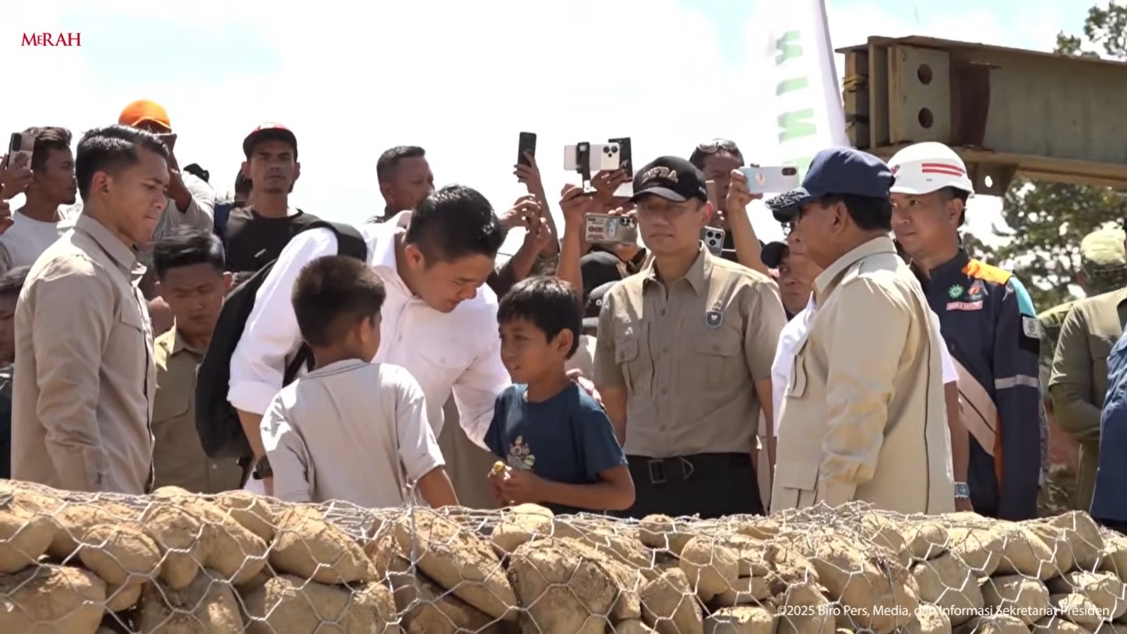 Momen Hangat di Tapanuli Selatan, Seskab Teddy Beri Permen ke Anak saat Dampingi Presiden Tinjau Jembatan. (Foto/YouTube Sekretariat Presiden)