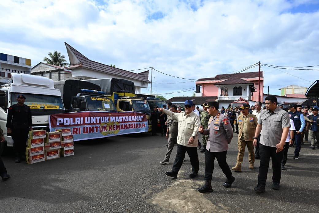 Kapolri Dampingi Presiden Tinjau Pengungsian Korban Banjir di Tapanuli Tengah. (Foto/Humas Polri)