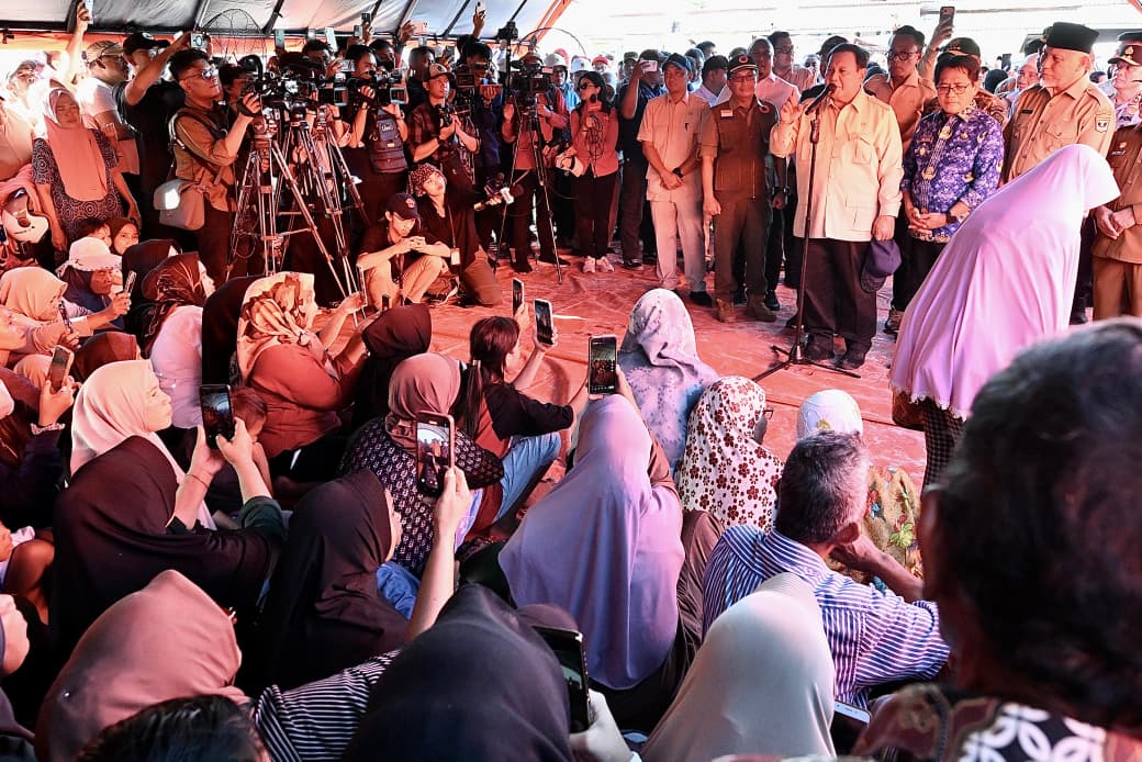 Presiden Prabowo Subianto (depan, tengah) saat bertemu dengan para pengungsi di Padang Pariaman. (Foto/BPMI)