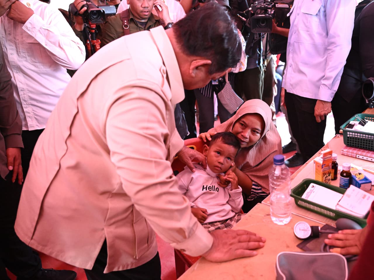 Momen Prabowo menyeka wajah anak korban bencana di Langkat, doakan lekas sembuh. (BeritaNasional/BPMI Setpres)