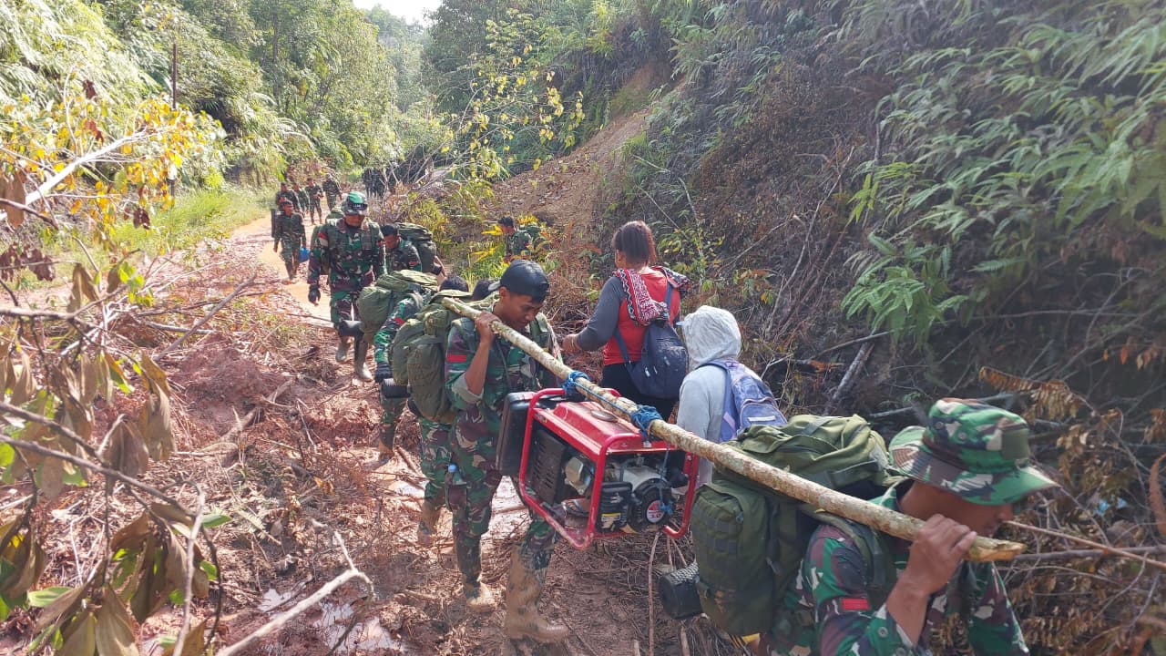 Momen Prajurit TNI Berjalan Kaki 3 Jam untuk Buka Akses ke Wilayah Terisolir di Tapanuli Tengah
