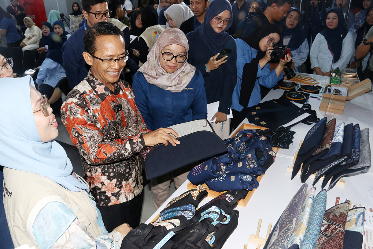 Direktur Utama PT MRT Jakarta Tuhiyat (kedua kiri) didampingi Founder dan Ketua Yayasan Teman Hebat Berkarya Aisyah Winna Putri (kiri) melihat hasil karya dari sejumlah difabel saat peringatan Hari Disabilitas Internasional dan juga peluncuran program keberlanjutan Menjahit Perjalanan: Merayakan Perjalanan, Menyatukan Kota, dan Menghidupkan Karya di Stasiun MRT Bundaran HI Bank DKI, Jakarta, Rabu (3/12/2025).  (Beritanasional.com/Oke Atmaja)