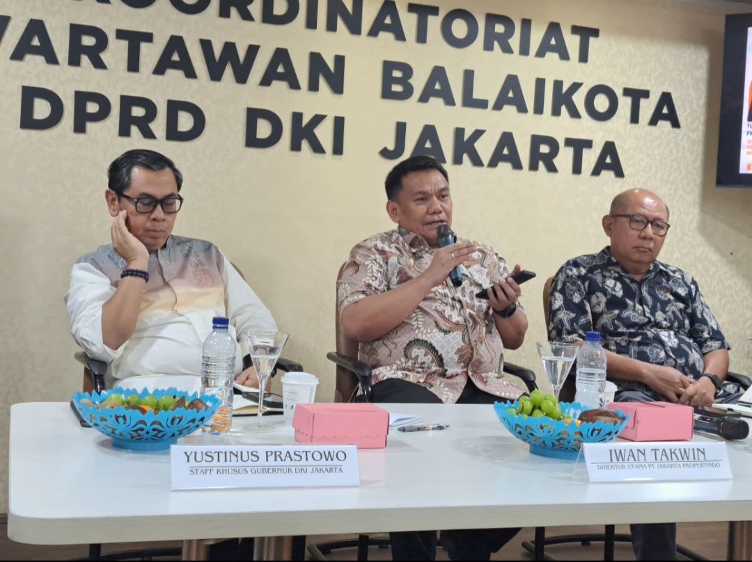 Wakil Koordinator Staf Khusus Gubernur DKI Jakarta Yustinus Prastowo (kiri). (BeritaNasional/Lydia)