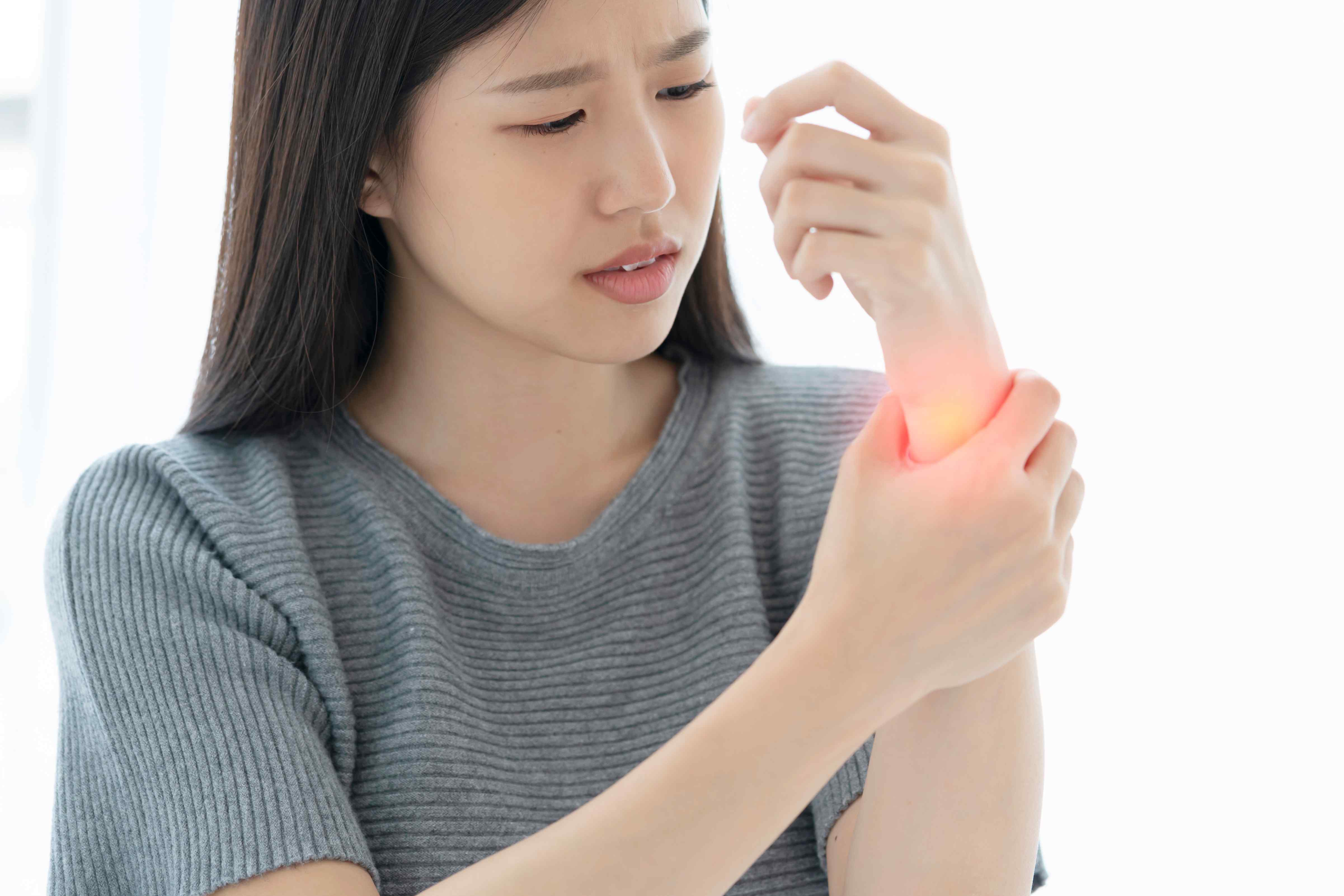 Musim dingin dan nyeri sendi: cara tepat untuk meredakan dan mencegah rasa sakit. (BeritaNasional/Freepik)