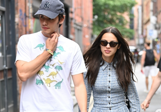 Olivia Rodrigo dan aktor Inggris Louis Partridge saat bersama berjalan di tengah kota. (BeritaNasional/instagram)