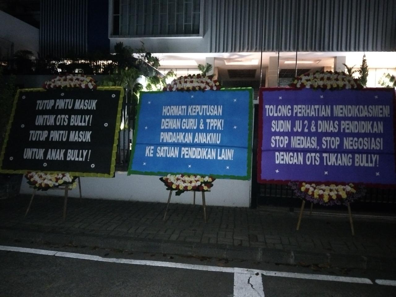 Karangan bunga berisi keluhan orang tua siswa soal kasus bullying di sekolah daerah Jakut. (Foto/Istimewa)