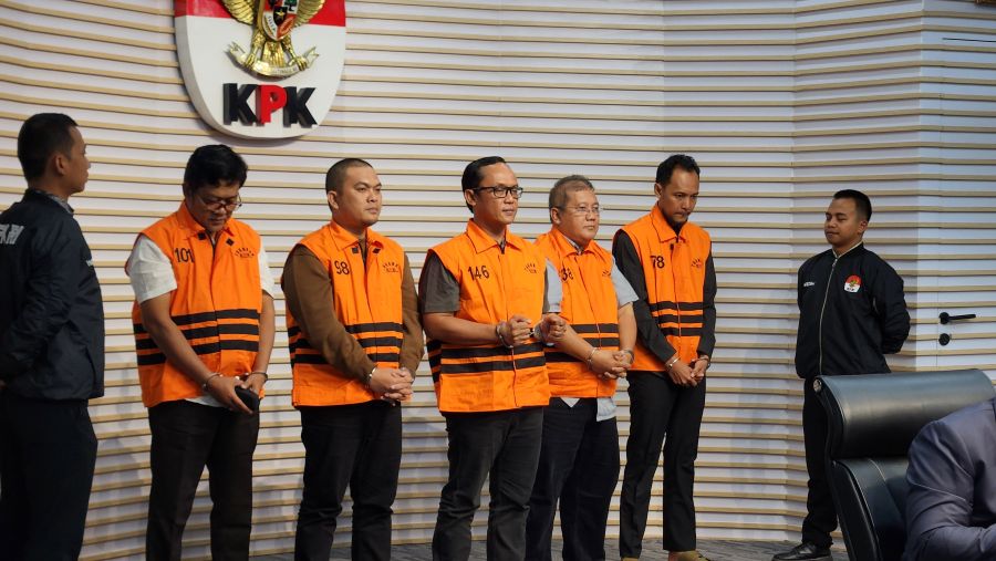 5 Tersangka korupsi di Pemkab Lampung Tengah, termasuk Bupati. (BeritaNasional/Panji Septo)