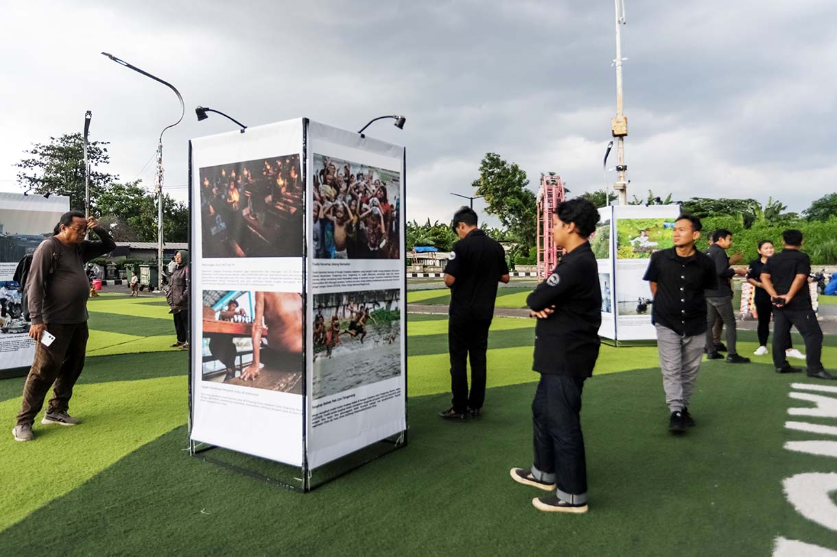Pengunjung mengamati foto yang di pamerkan pada Pameran Foto Jejak Urban Tangkap Dinamika Sosial Banten di Taman Elektrik Puspem Kota Tangerang, Tangerang, Banten, Sabtu (13/12/2025).  (Beritanasional.com/HO/Oke Atmaja)