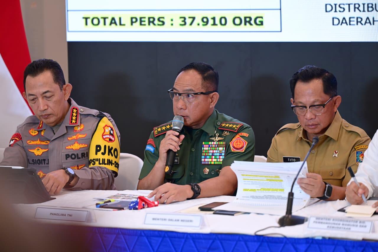 Panglima TNI Jenderal Agus Subiyanto memberikan keterangan dalam konfrensi pers di Jakarta. (BeritaNasional/Setpres)