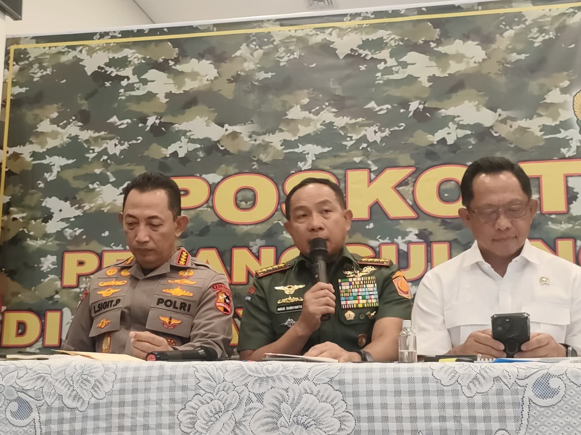 Panglima TNI Jenderal Agus Subiyanto (tengah) saat memberikan keterangan pers. (BeritaNasional/Bachtiar)