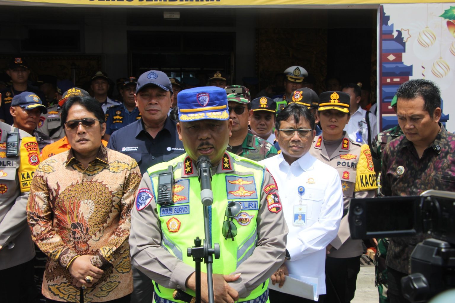 Kakorlantas Polri Irjen Pol Agus Suryonugroho (tengah) saat memberikan keterangan. (Foto/Dok Korlantas Polri)