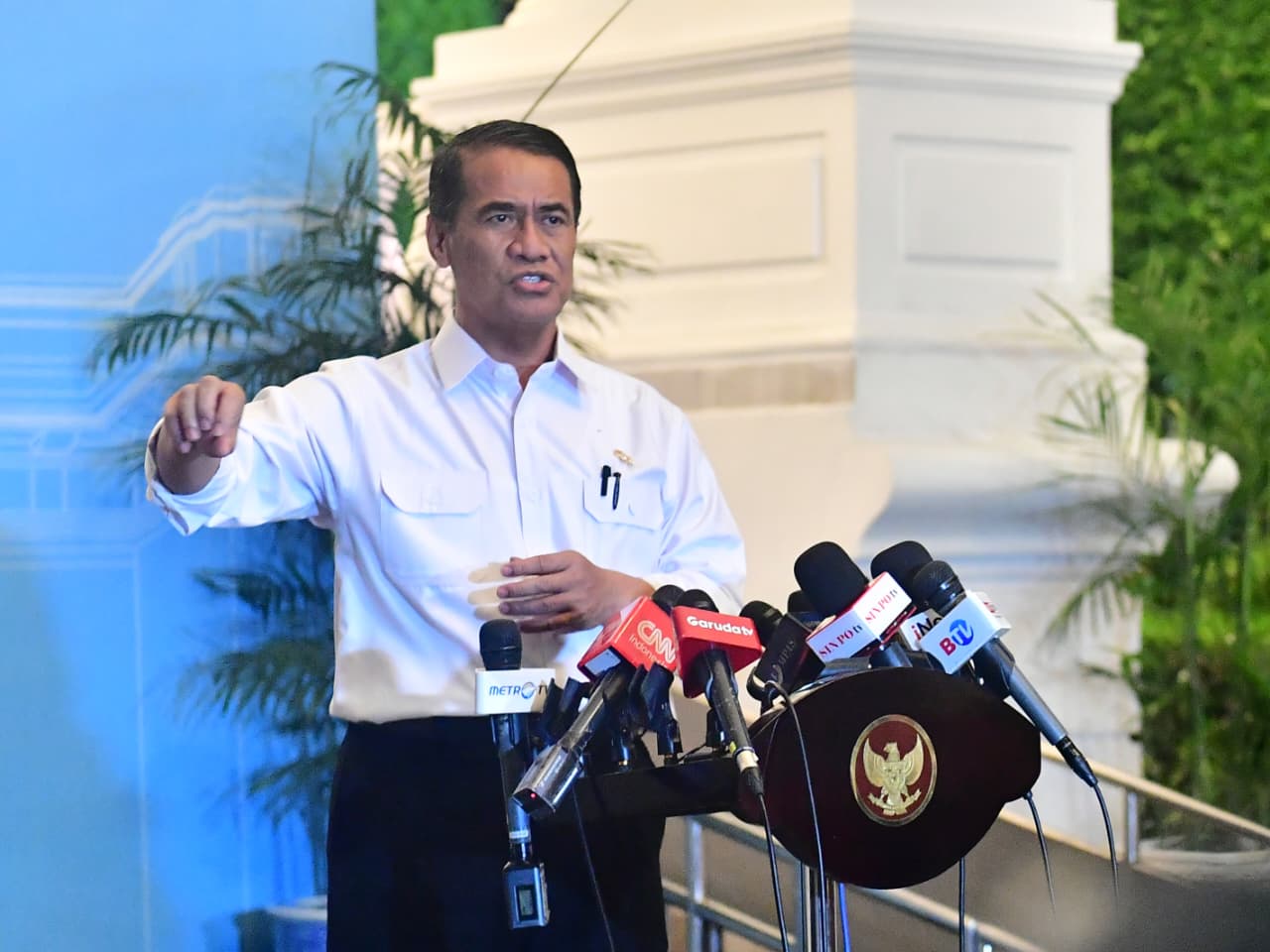 Menteri Pertanian Amran Sulaiman memberikan keterangan kepada wartawan di Istana Presiden Jakarta. (BeritaNasional/Setpres)