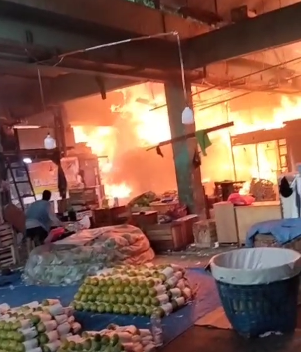 Situasi kebakaran Pasar Induk Kramat Jati, Jakarta Timur, (15/12/2025). (Foto/doc.  command center)