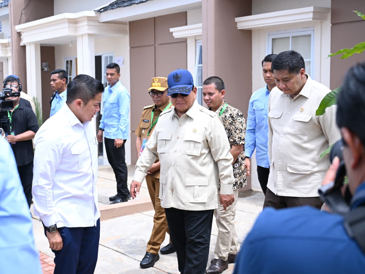Presiden Prabowo Subianto (tengah) saat meninjau rumah KPR Sejahtera. (Foto/BPMI)