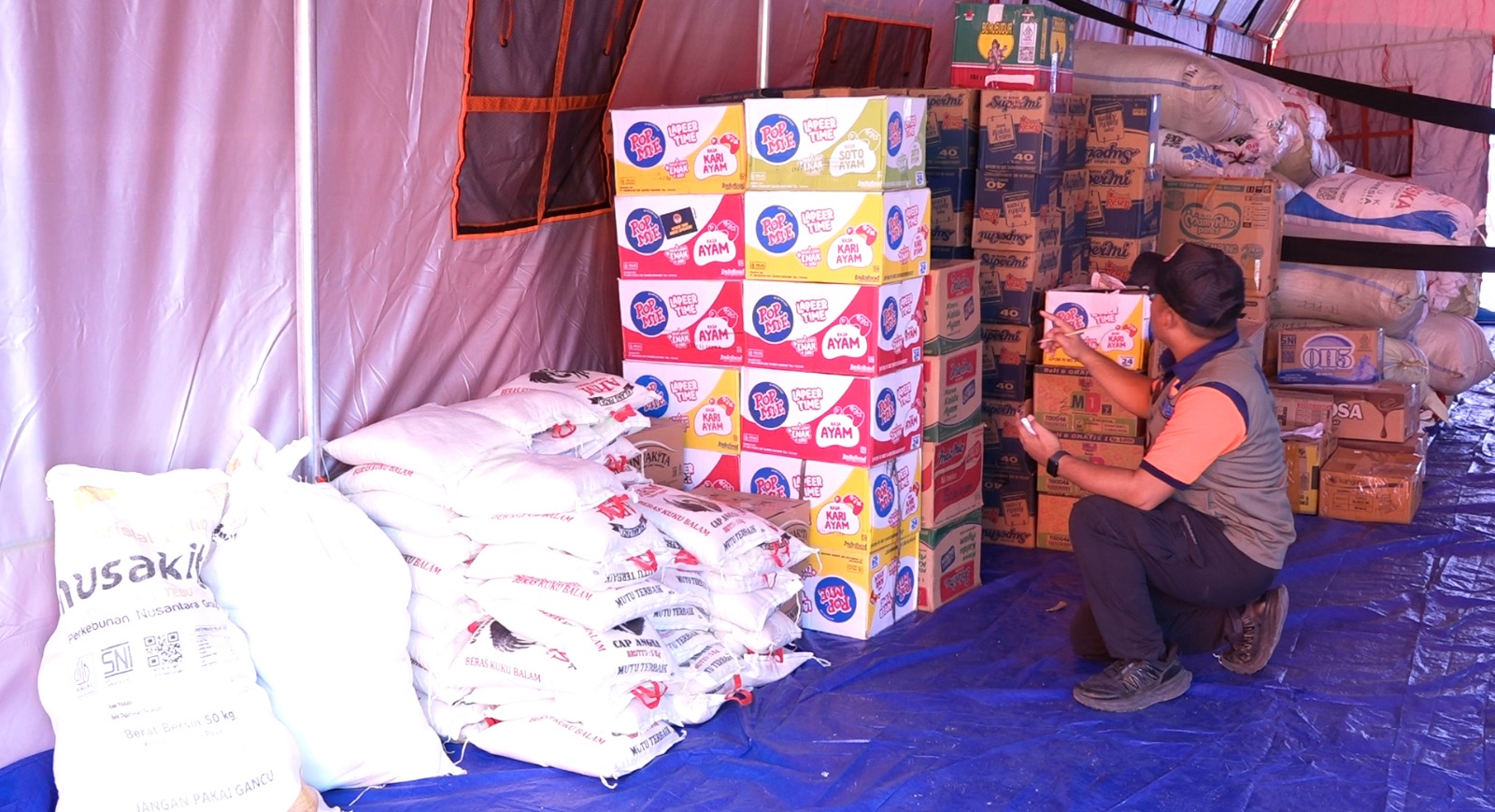 Petugas pastikan bantuan diterima masyarakat terdampak bencana di Sumatera. (BeritaNasional/BNPB)