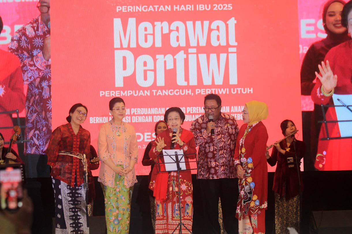 Ketua Umum Partai Demokrasi Indonesia Perjuangan (PDIP) Megawati Soekarnoputri (tengah), didampingi Wagub DKI Jakarta, Rano Karno (dua kanan), bernyanyi saat menghadiri kegiatan peringatan Hari Ibu di Jakarta, Kamis (18/12/2025).(Beritanasional.com/Oke Atmaja)