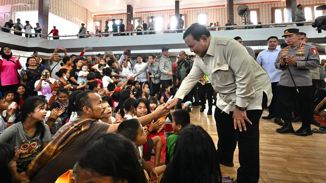 Peluk dan haru warga sambut kedatangan Prabowo ke lokasi bencana Sumatera. (Foto/Humas Polri)
