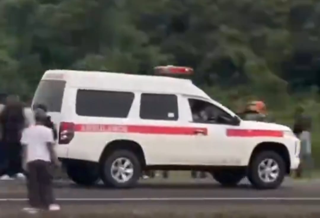 Pembalap Awhin Sanjaya dibawa menggunakan mobil ambulance sesaat setelah kecelakaan di lintasan sirquit Zabaq Nasional Jambi. (BeritaNasional/tangkapan layar)