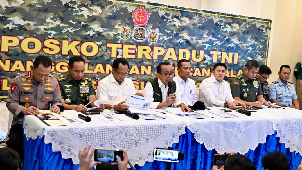 Menteri Koordinator PMK Pratikno menerangkan situasi terkini bencana Sumatera. (BeritaNasional/Setpres)