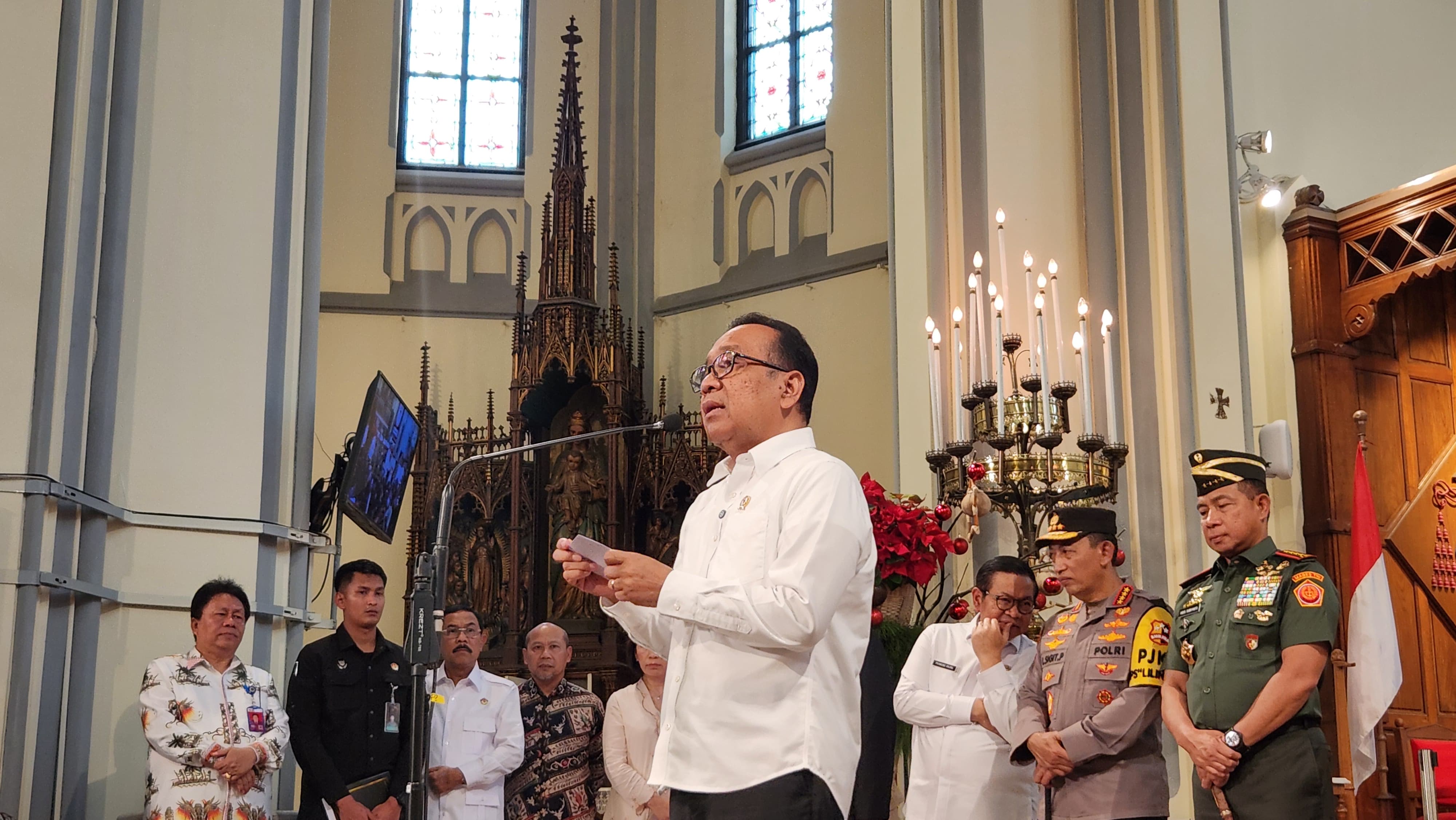 Menteri PMK Pratikno di geteja Katedral Jakarta Pusat. (BeritaNasional/Panji)