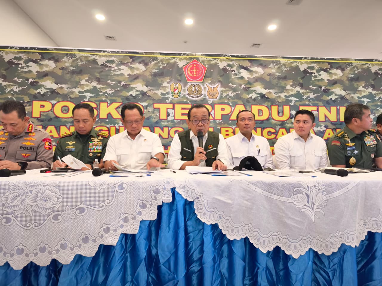 Menko PMK Pratikno (tengah) saat memberikan keterangan. (BeritaNasional/Bachtiarudin Alam)
